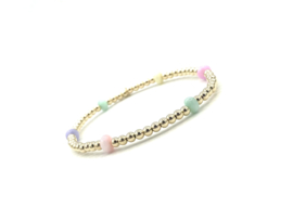 Armband Elodie met luxe parelmoer wieltjes en goudkleurige real gold plated bolletjes