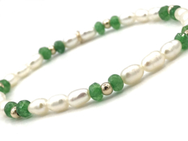 Armband Mariam met real gold plated balletjes, groene jade en witte ovale zoetwaterparels