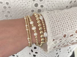 Armband Hira big met real gold plated balletjes en grote witte zoetwaterparels