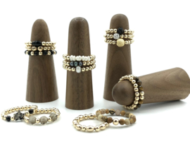 Stretch ring Mina black met real gold plated balletjes en zwarte zoetwaterpareltjes