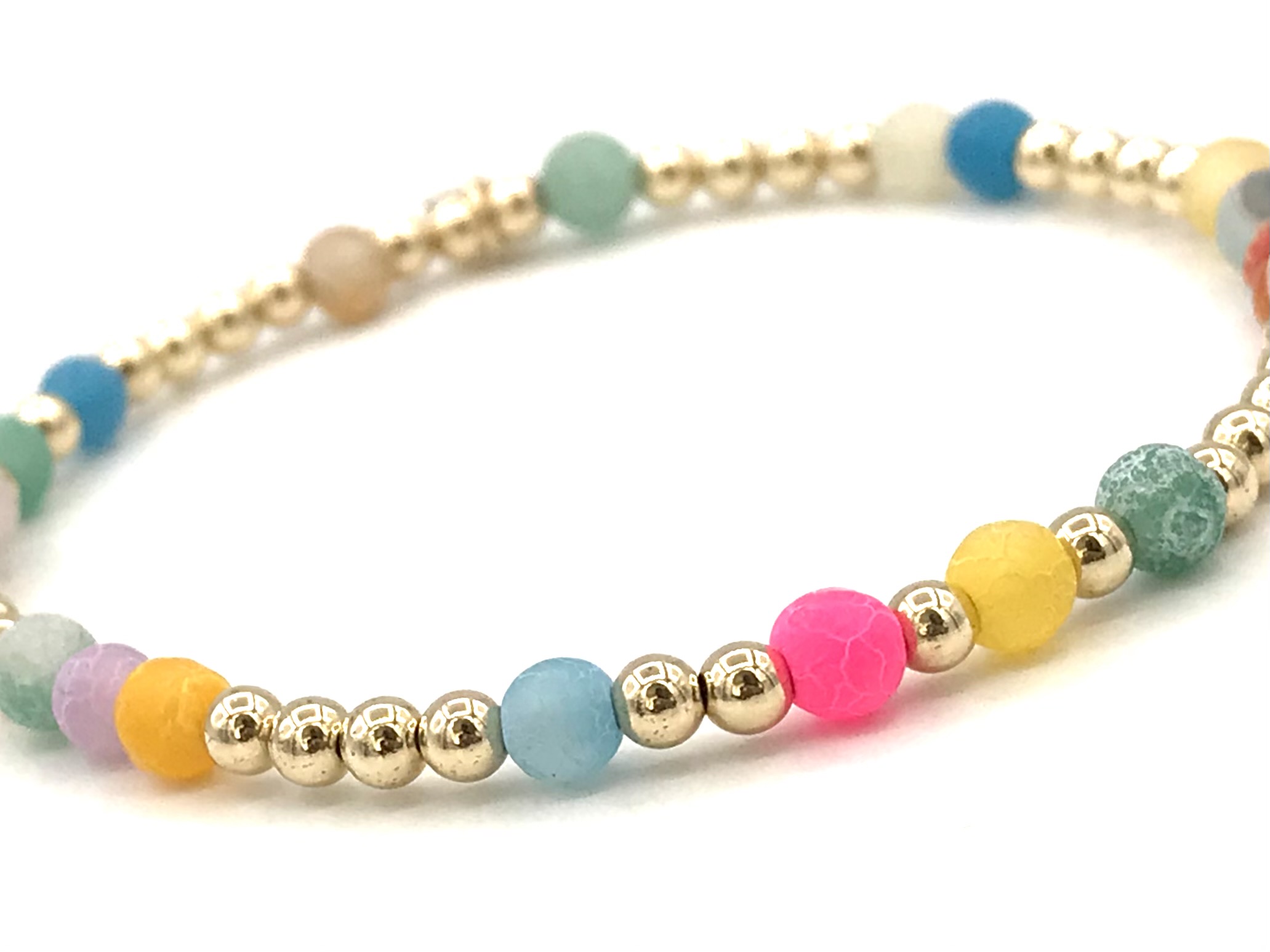 Armband Eslem met real gold plated balletjes en gekleurde matte agaat edelsteen