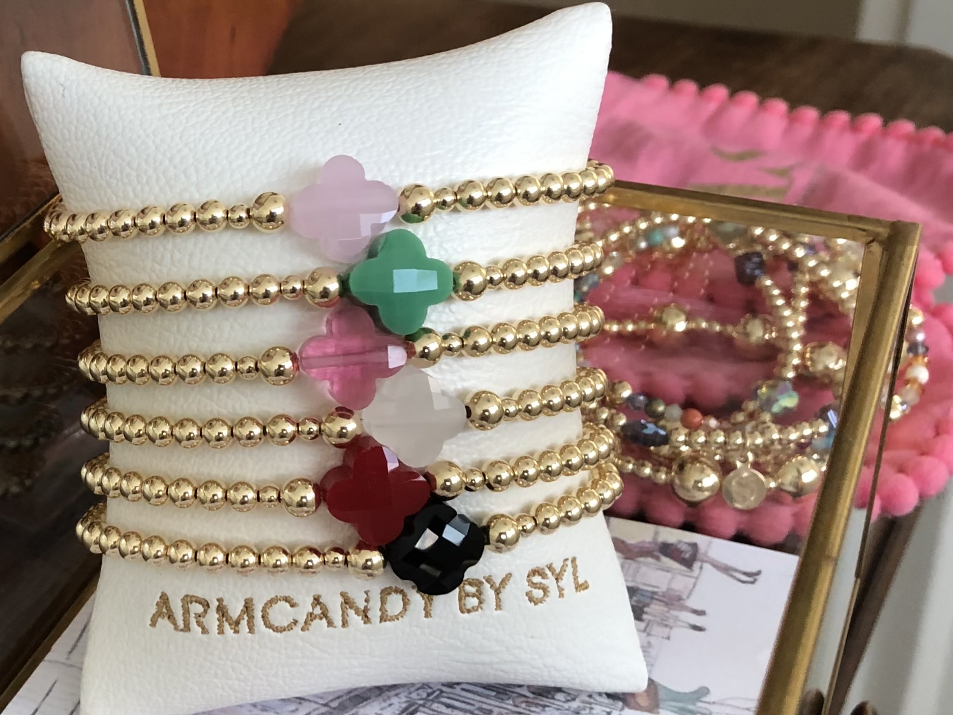 Armband Lizzie pink met goudkleurige real gold plated balletjes en roze klavertje