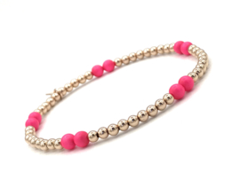 Armband Milena met rosé real gold plated balletjes en neon roze Swarovski pareltjes