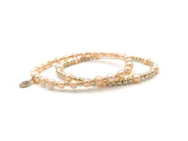 Armband Isabella met real gold plated balletjes en zalmroze zoetwaterpareltjes