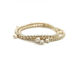 Armband Erva met real gold plated balletjes en bedeltjes van witte pareltjes