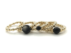 Stretch ring Zuzanna met real gold plated balletjes en matte onyx edelsteen