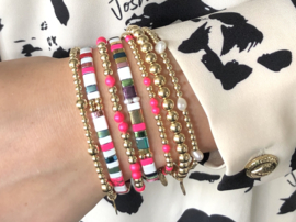 Armband Seline met real gold plated balletjes en neon roze shell