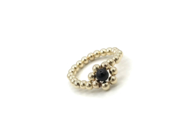 Stretch ring Rania met bloemetje van onyx edelsteen en real gold plated balletjes