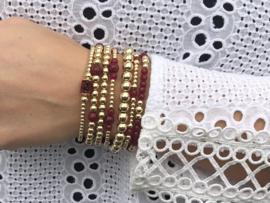 Armband Tuana met real gold plated bolletjes en facet geslepen bordeaux rood chalcedoon edelsteen