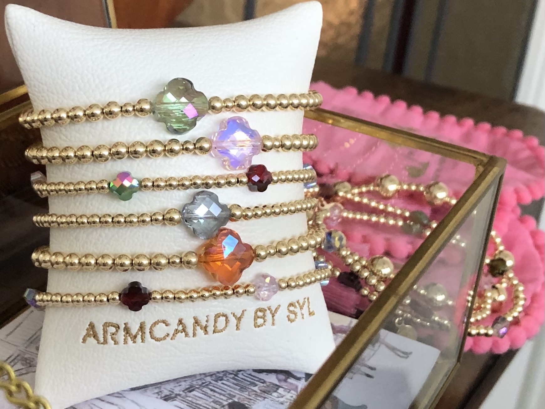 Armband Rabia green met real gold plated bolletjes en groen klavertje