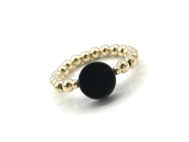 Stretch ring Elisabeth met real gold plated bolletjes en zwarte onyx disc
