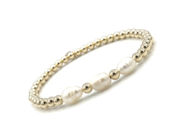Armband Karlijn met real gold plated balletjes en 3 witte ovale zoetwaterparels