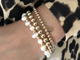 Armband Nena met real gold plated balletjes en witte ovale zoetwaterparels