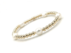 Armband Hira met real gold plated balletjes en grote witte zoetwaterparels