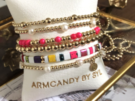 Armband Seline met real gold plated balletjes en neon roze shell