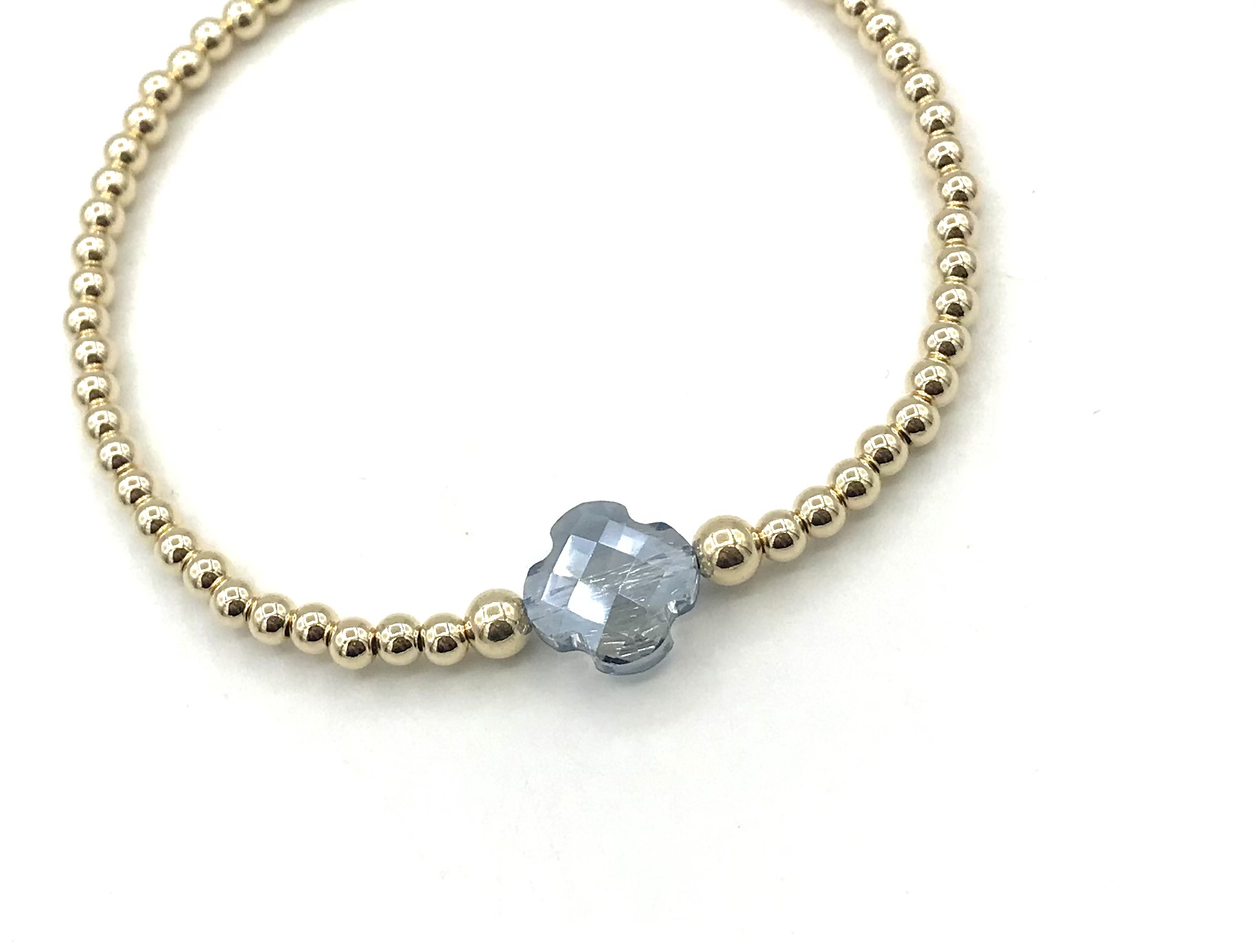 Armband Lobke met real gold plated bolletjes en licht blauw klavertje