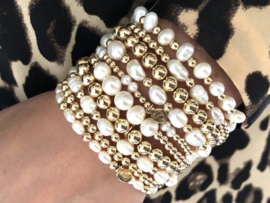 Armband Karlijn met real gold plated balletjes en 3 witte ovale zoetwaterparels