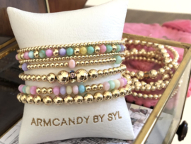 Armband Elodie met luxe parelmoer wieltjes en goudkleurige real gold plated bolletjes