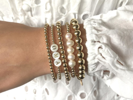 Armband Oma met real gold plated balletjes en luxe parelmoer letters