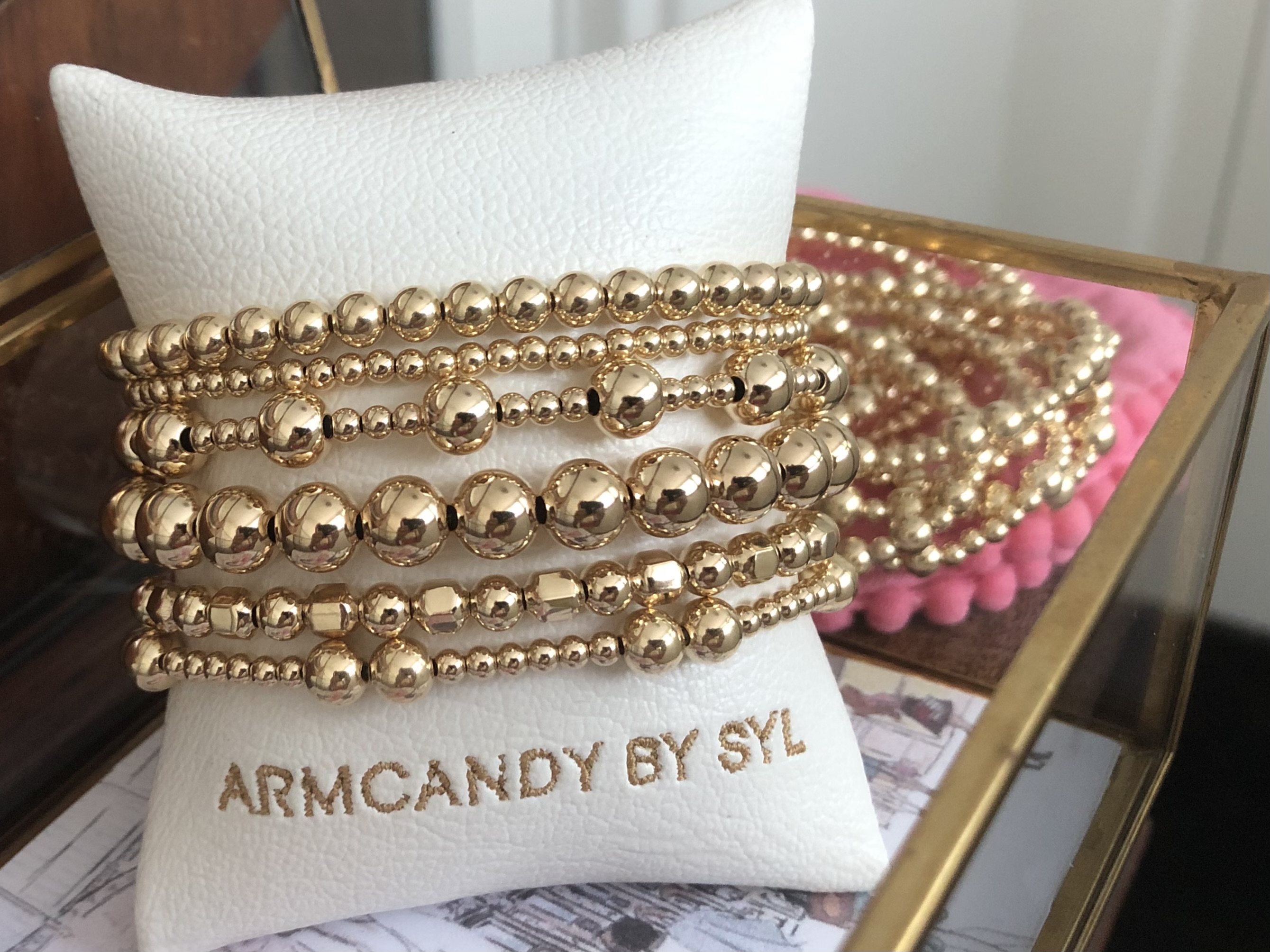 Armband Antonia met real gold plated balletjes in verschillende groottes.