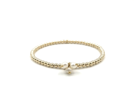 Armband Erva met real gold plated balletjes en bedeltjes van witte pareltjes