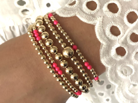 Armband Mirte met real gold plated balletjes en neon roze Swarovski pareltjes