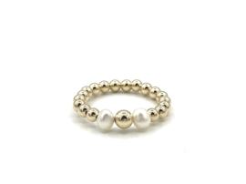 Stretch ring Norah met real gold plated balletjes en witte zoetwaterpareltjes