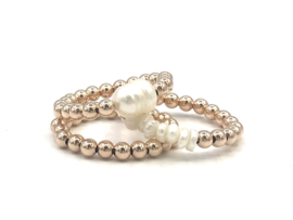 Stretch ring Hafsa met rosé real gold plated balletjes en witte zoetwaterpareltjes