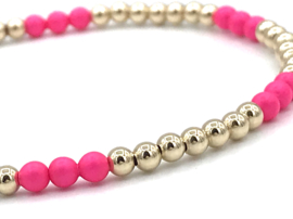 Armband Novi met real gold plated balletjes en neon roze Swarovski pareltjes