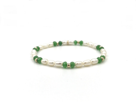 Armband Mariam met real gold plated balletjes, groene jade en witte ovale zoetwaterparels