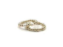 Stretch ring Norah met real gold plated balletjes en witte zoetwaterpareltjes