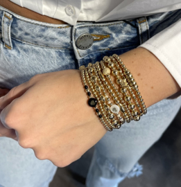 Armband Sienna met real gold plated balletjes en hartje van zwart parelmoer