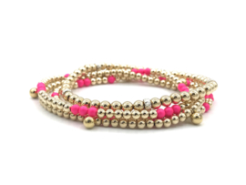 Armband Mirte met real gold plated balletjes en neon roze Swarovski pareltjes