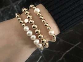 Armband Rosa met witte parels en real gold plated balletjes