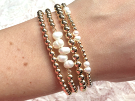 Armband Mina met real gold plated balletjes en witte zoetwaterparels