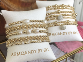 Armband Hira big met real gold plated balletjes en grote witte zoetwaterparels