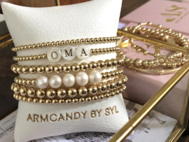 Armband Oma met real gold plated balletjes en luxe parelmoer letters