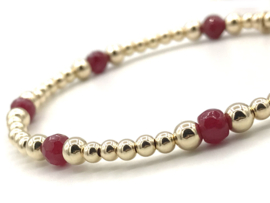 Armband Tuana met real gold plated bolletjes en facet geslepen bordeaux rood chalcedoon edelsteen