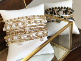 Armband Mina met real gold plated balletjes en witte zoetwaterparels