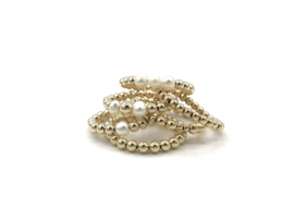 Stretch ring Norah met real gold plated balletjes en witte zoetwaterpareltjes