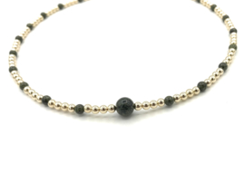 Ketting Zuzanne met real gold plated balletjes en mosgroene jade edelsteen