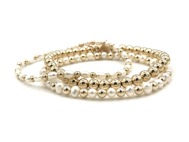 Armband Chloe met real gold plated balletjes en witte zoetwaterpareltjes