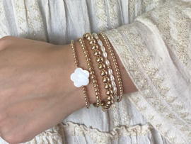 Armband Lieve met real gold plated balletjes en witte parel bloem