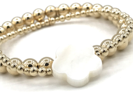 Armband Lieve met real gold plated balletjes en witte parel bloem