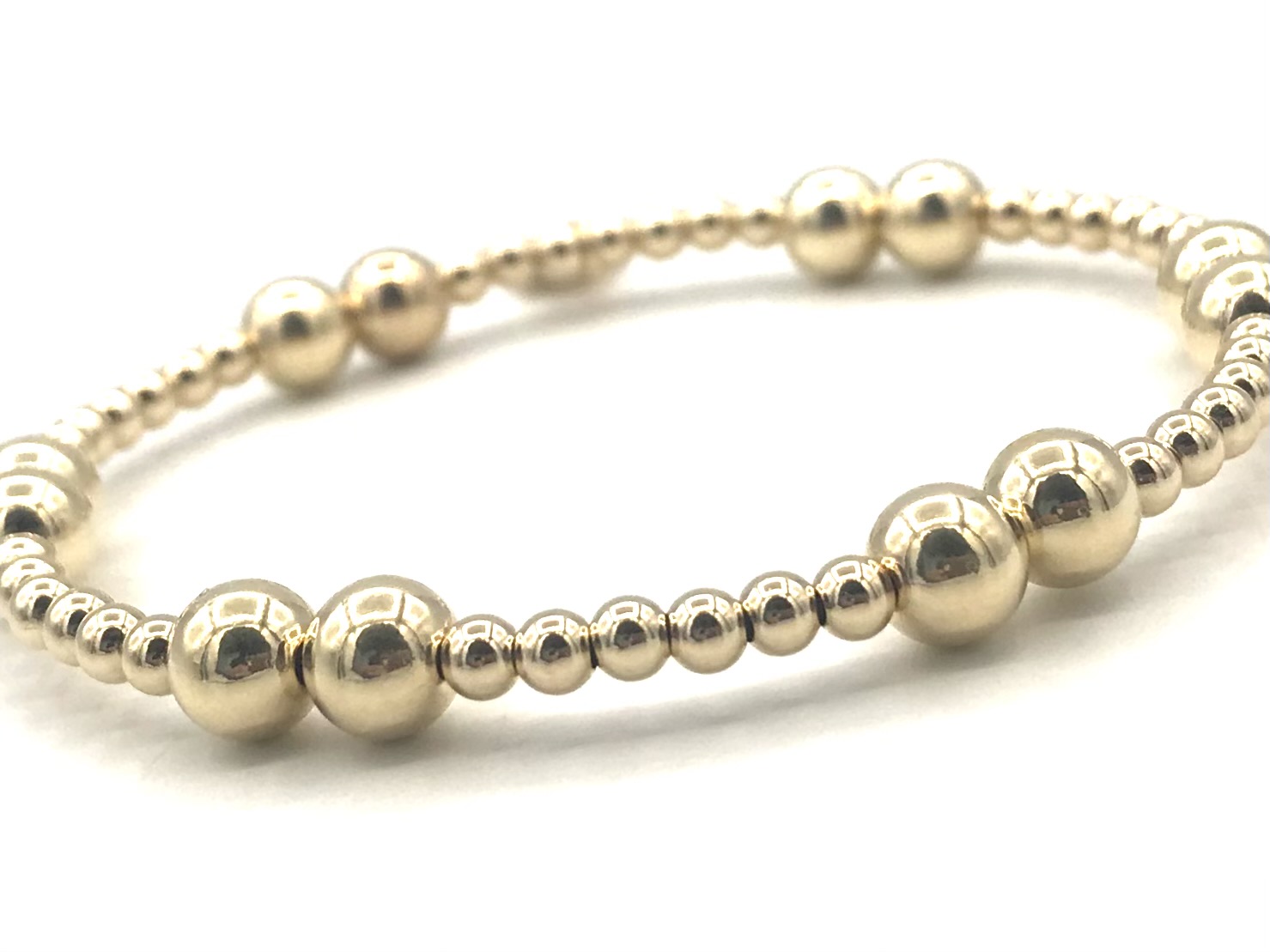 Armband Antonia met real gold plated balletjes in verschillende groottes.