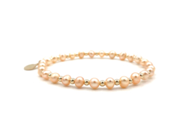 Armband Fenne met zalmroze zoetwaterpareltjes en kleine real gold plated balletjes