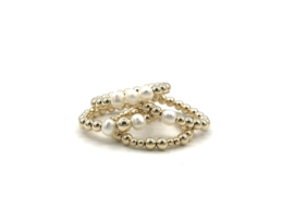 Stretch ring Norah met real gold plated balletjes en witte zoetwaterpareltjes