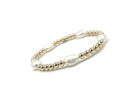 Armband Hira big met real gold plated balletjes en grote witte zoetwaterparels