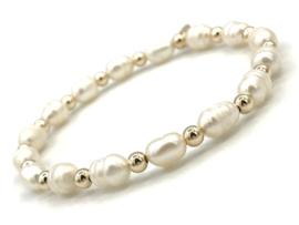 Armband Aurora met real gold plated balletjes en witte ovale zoetwaterparels
