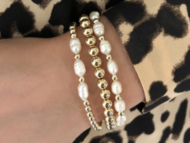 Armband Karlijn met real gold plated balletjes en 3 witte ovale zoetwaterparels